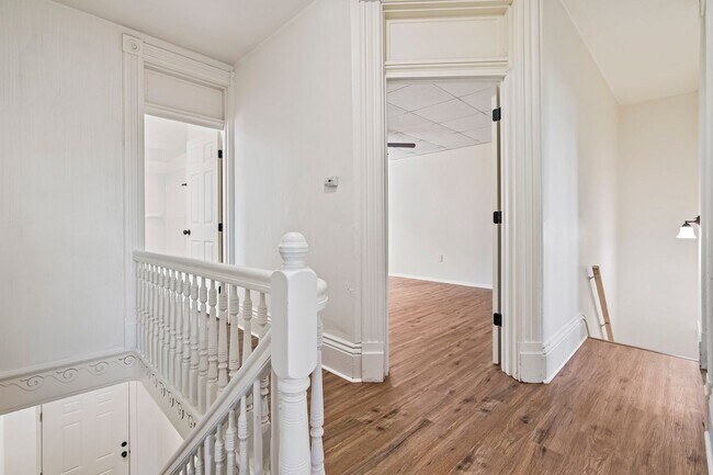 Building Photo - 4 bed 1 bath - all updated, central air, l...