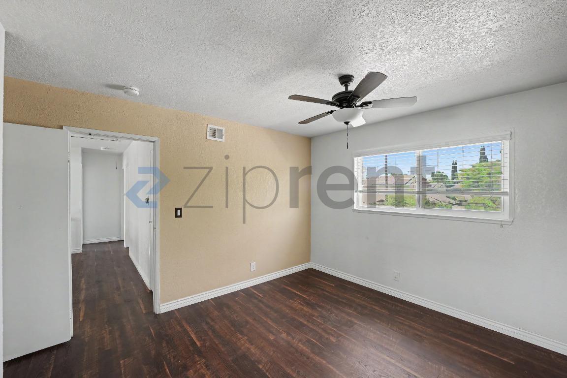 Building Photo - Unit