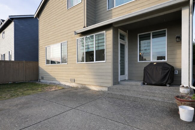 Building Photo - 34202 SE Ash St