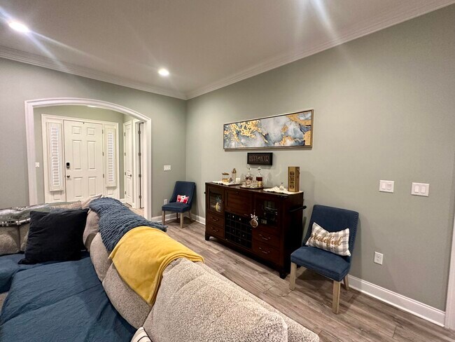 Building Photo - 613 Tulip Tree Way