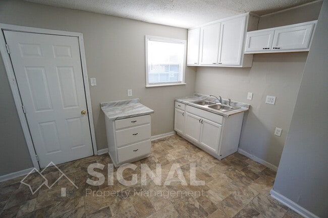 Building Photo - 581 Seminole Cir