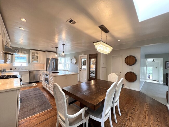 Building Photo - 3B/3B LUXURY Remodeled Home! w/ Garage! Large Fenced Backyard! Bike to the Beach!