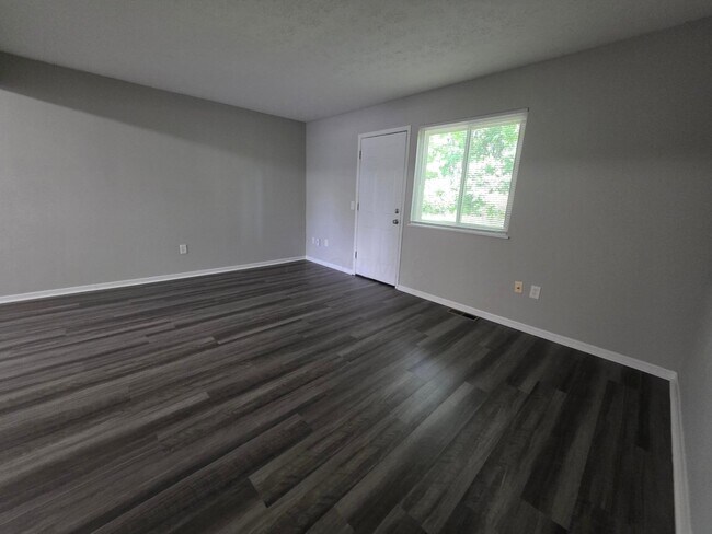 Building Photo - 942 S Spring Rd