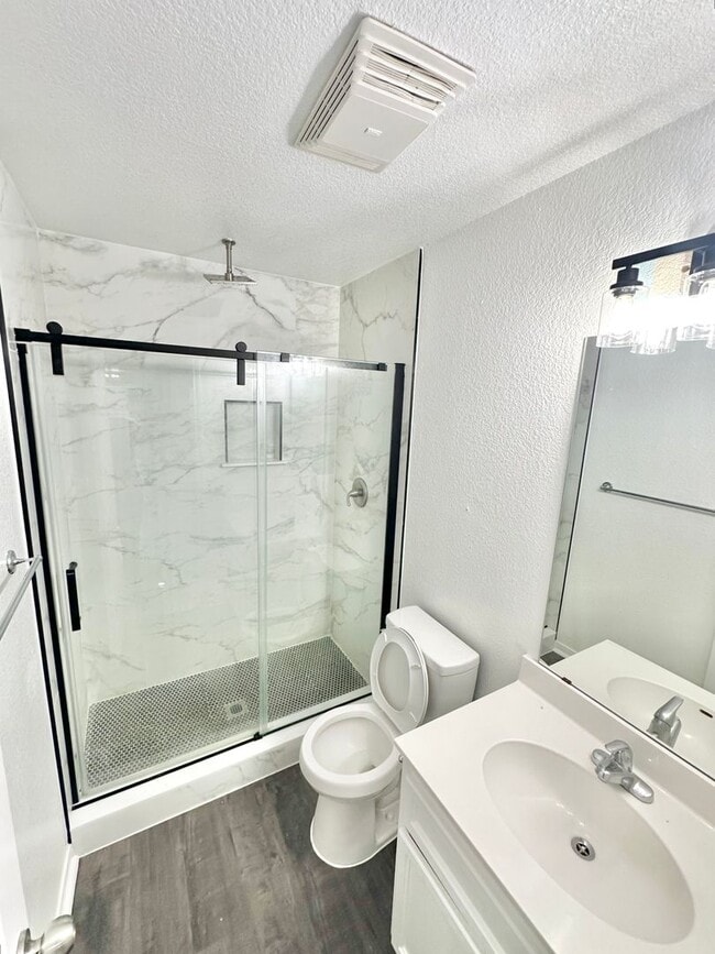 Building Photo - AVAILABLE NOW!!