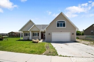 Building Photo - Beautiful Home in Amazing Location!