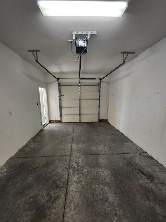 Building Photo - 2 Bed/1.5 Bath Triplex with Attached Garage - Emerson Ave