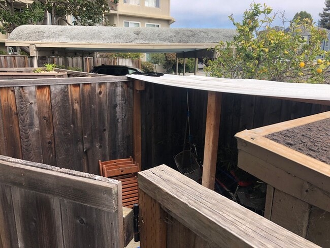 Building Photo - 3 Bed/ 2 Bathroom House in Santa Cruz