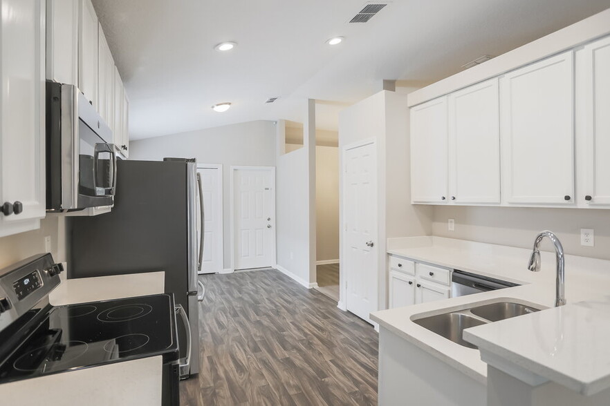 Building Photo - 1703 Canopy Oaks Dr