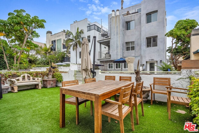 Building Photo - 20 Voyage St