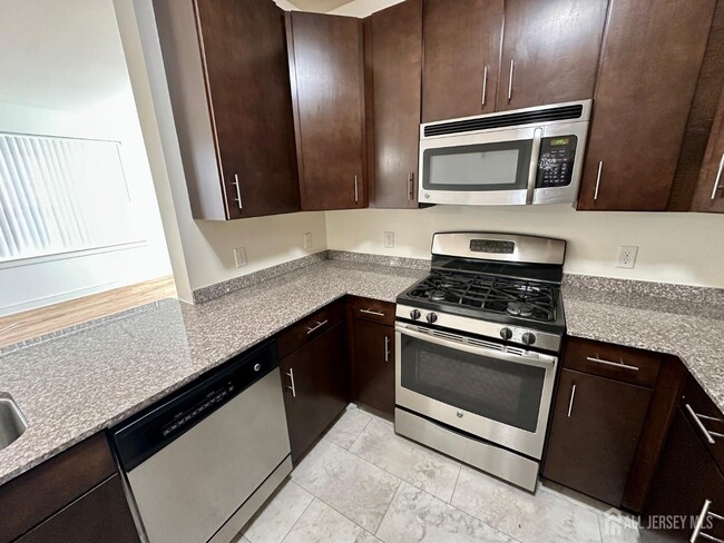 Building Photo - 101 Roosevelt Ave