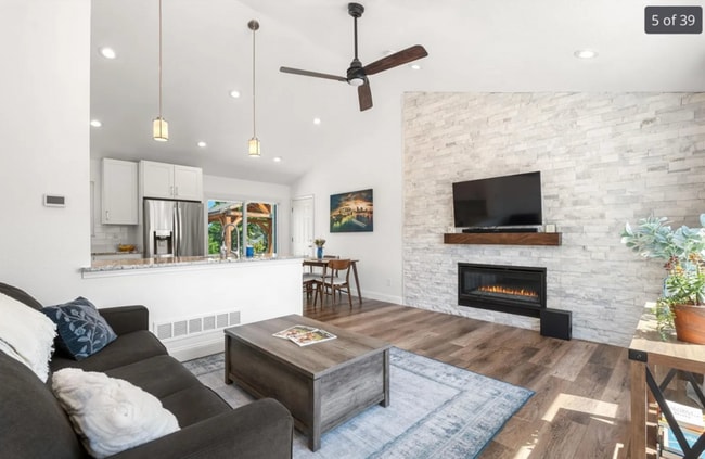Building Photo - 6604 S Dahlia Cir