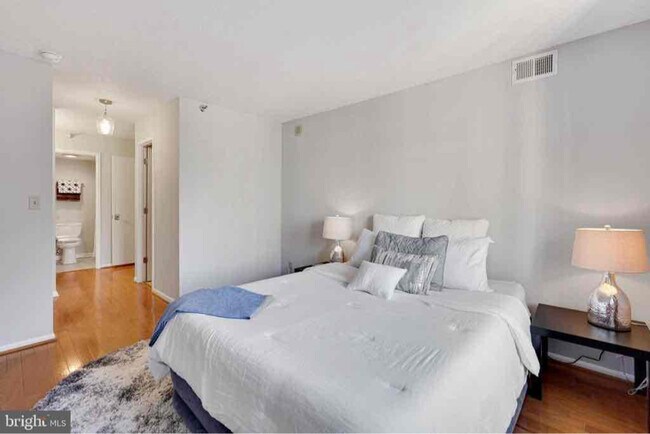 Building Photo - 900 N Stafford St