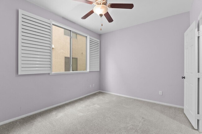 Building Photo - SE!! Pebble and Pollock!! Crystal Springs!...