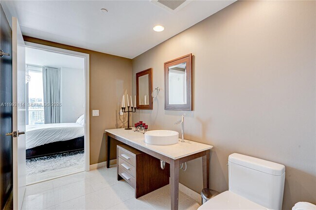 Building Photo - 495 Brickell Ave