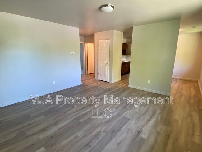 Building Photo - 2523 S Lakecrest Dr