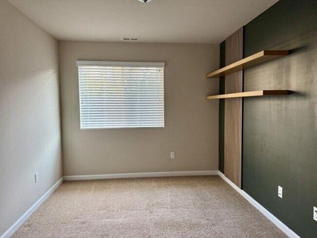 Building Photo - Air Conditioned Beautiful Home in Lynnwood