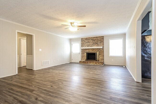 Building Photo - Spacious 3-Bedroom Home with 2-Car Garage