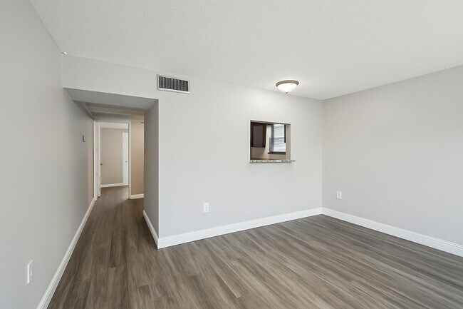 Building Photo - 704 SW 81st Ave