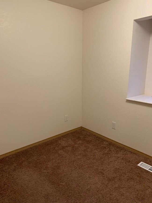 Building Photo - AVAILABLE NOW!! West side - 2 Bdrm, 1 Bath