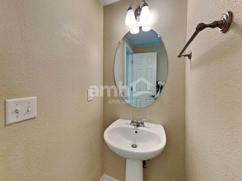 Building Photo - 2828 S Killarney Way