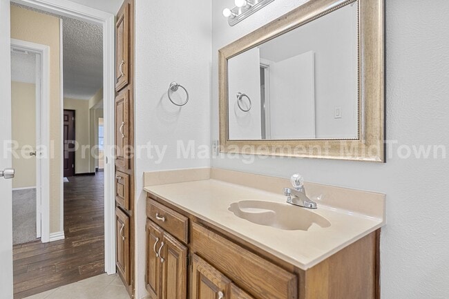 Building Photo - Charming 3-Bedroom Home Just Minutes from ...