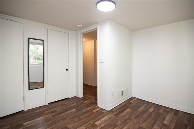 Building Photo - Newly Renovated 2/2 Duplex Unit Minutes Fr...