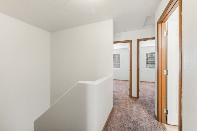 Building Photo - 3 bed 2 bath townhome