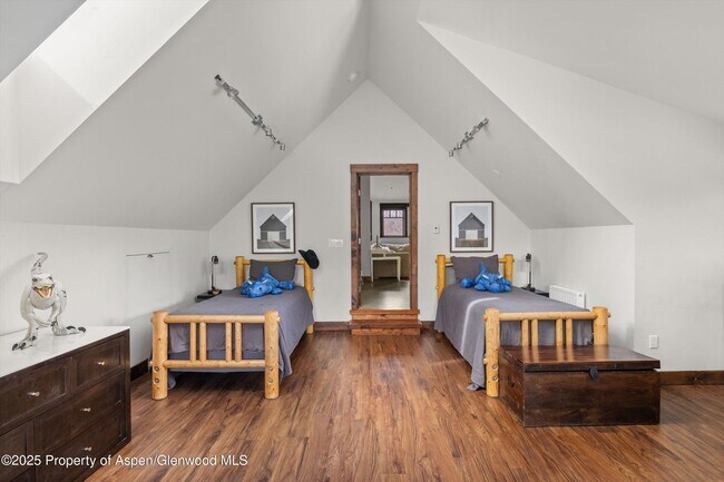 Building Photo - 160 Equestrian Way