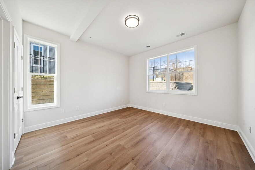 Building Photo - 2215 Lebanon Dr