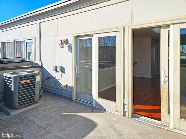 Building Photo - 12 S Regester St