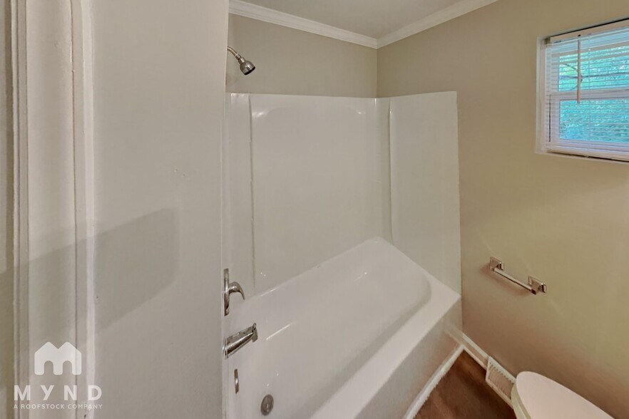 Building Photo - 5201 Pinebrook Dr