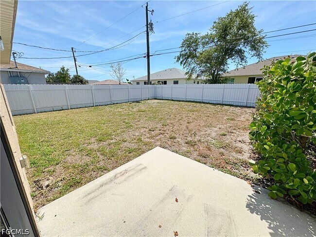 Building Photo - 1022 NE 8th Pl