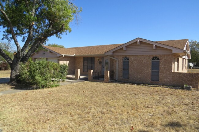 Building Photo - Updated 3-Bed Home on Nearly an Acre in Ki...