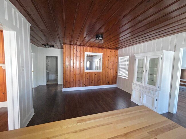 Building Photo - 209 Bartlett Ave