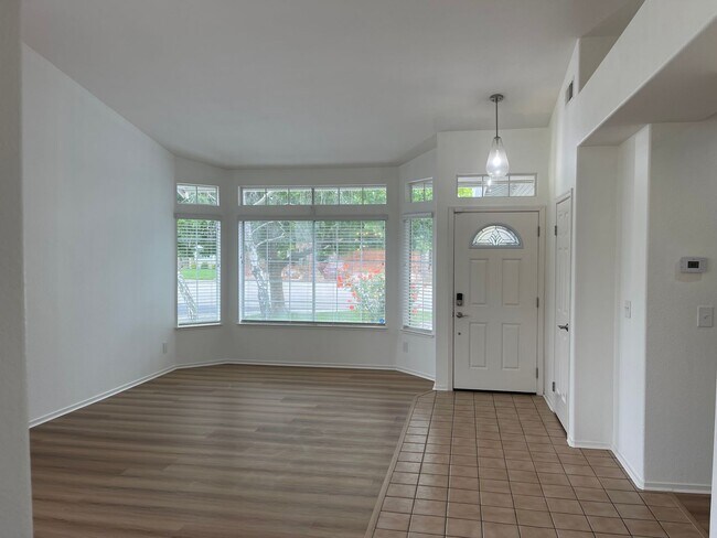 Building Photo - 3br/2ba Home on corner lot