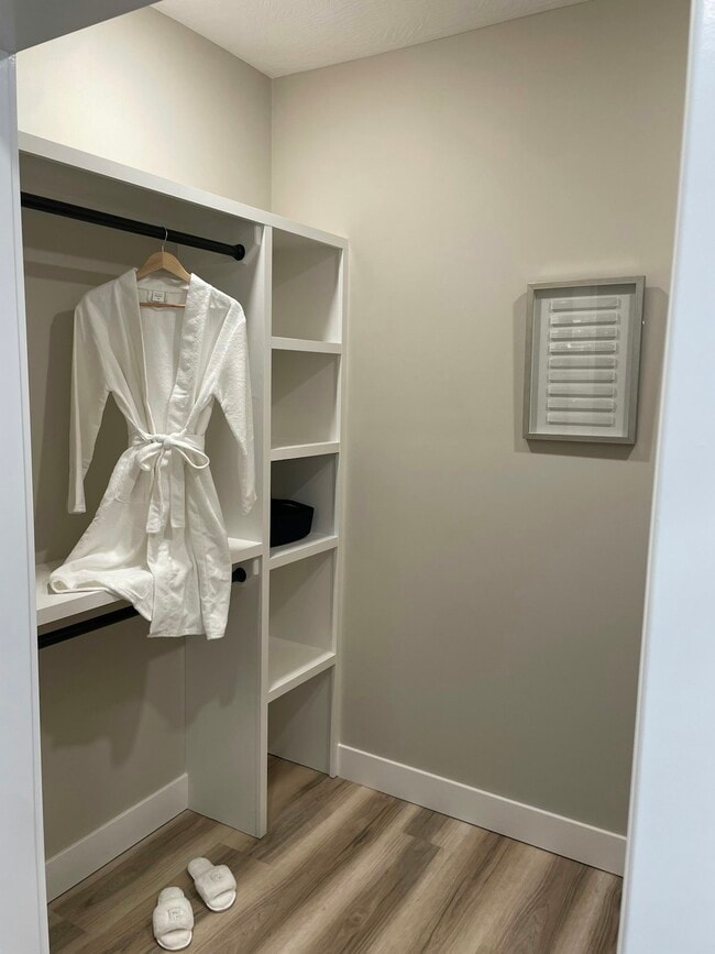 Building Photo - 640-688 S Harrison Street, Unit 642