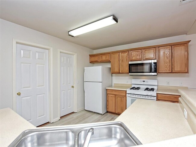 Building Photo - 305 N Heatherwilde Blvd