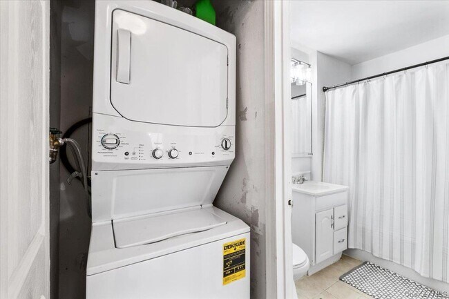 Building Photo - 555 Central Park Ave