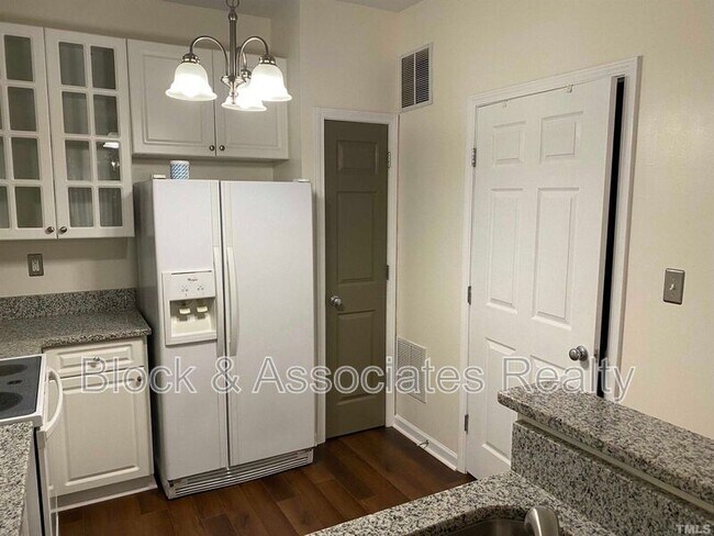 Building Photo - 2110 Breezeway Dr
