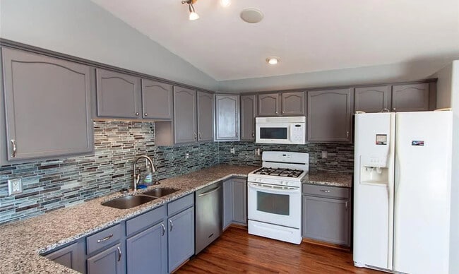 Building Photo - 907 Di Maggio Dr