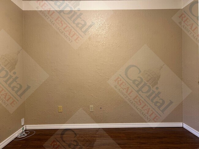 Building Photo - Charming 3 Bedroom