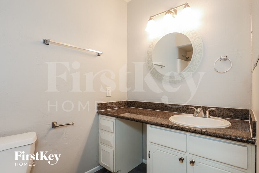 Building Photo - 4924 S Hazelton Ln