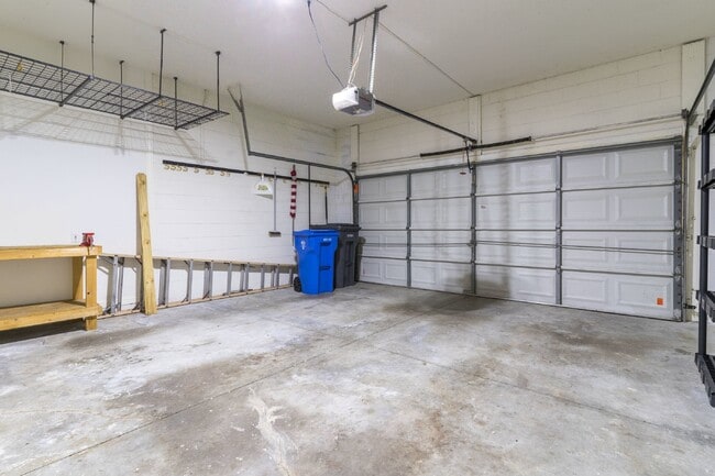 Building Photo - Beautiful 4/2 home Located on a tree lined street in the gate of country club community of the Hu...