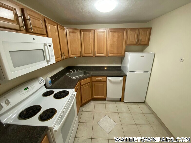 Building Photo - 24 Whites Ave