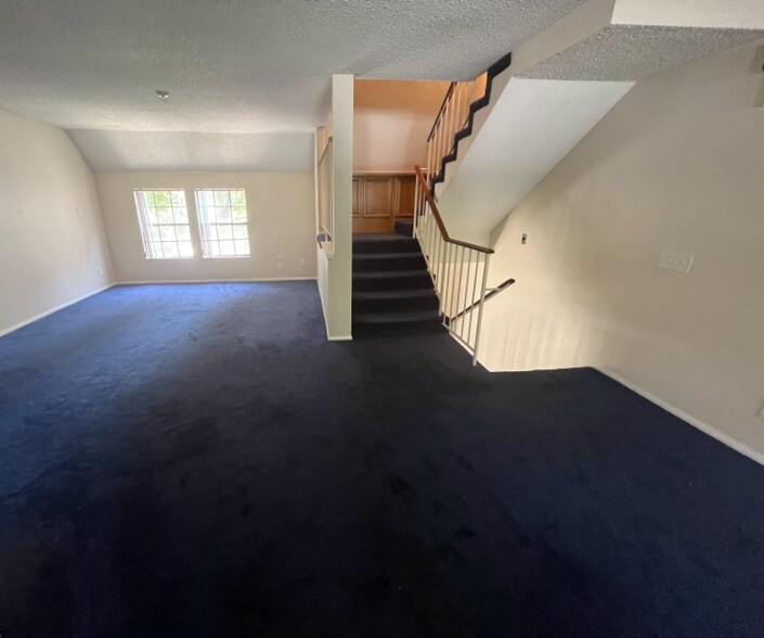 Building Photo - 109 E Rosewood Ct