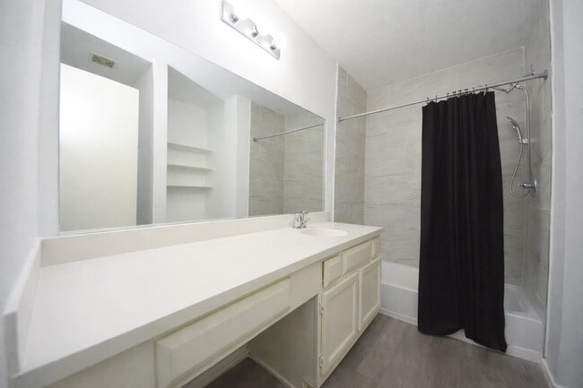 Building Photo - 403 Willow W Dr