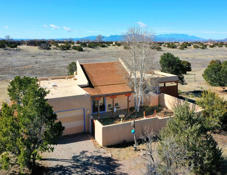 Building Photo - 6 Fonda Way
