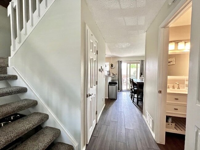 Building Photo - FURNISHED Two Bedroom Two Bath Condo on th...