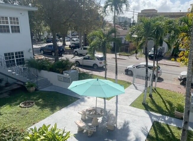 Building Photo - 555 SW 16th Ave