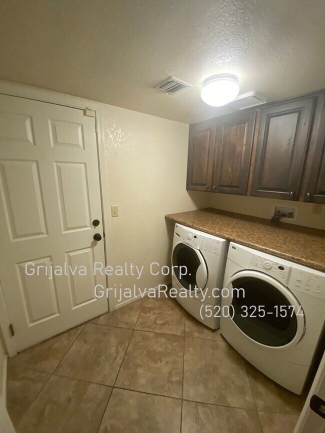 Building Photo - Amazing 5 BD, 3 BA House + Pool! This Oro Valley home has everything! (Lambert/La Canada)